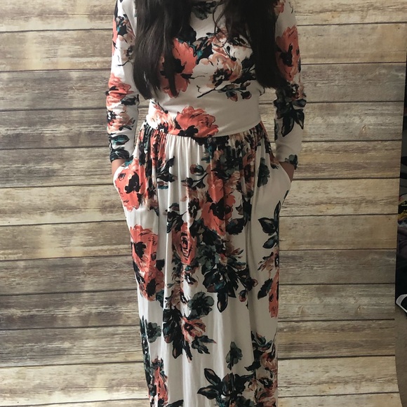 Dresses & Skirts - 🌸 Pretty maxi floral dress! 🌸
